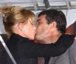 Après 14 ans de mariage, l'acteur espagnol Antonio Banderas embrasse toujours aussi fougeusement sa belle blonde, l'actrice Mélanie Griffith! 