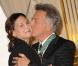 Derrière chaque grand homme se cache une femme. Tout juste honoré du titre de Commandeur dans l'ordre des Arts et des Lettres, Dustin Hoffman aime plus que jamais sa femme Lisa! 