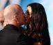 C'est un baiser langoureux qu'echangent l'acteur Bruce Willis et le top Emma Heming, mariés depuis un an déjà! 