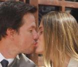 Mark Wahlberg et l'ex-top Rhea Durham﻿ s'embrassent passionnément. Leur petite fille née le 11 janvier dernier nage dans le bonheur! 