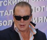 Mickey Rourke participe, avec Sharon Stone, à la conférence de presse d'une association qui oeuvre pour les enfants atteints de cancer. Saint-Pétersbourg, Russie, le 9/12/2010