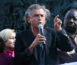 Bernard-Henri Levy à côté du portrait de Sakineh Mohammadi-Ashtiani