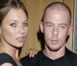 Alexander McQueen, ici avec Kate Moss, s'est suicidé tragiquement. 