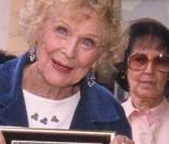 L'actrice centenaire de  Titanic , Gloria Stuart, recevant son étoile à Hollywood avec James Cameron en 2000.