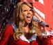 Mariah Carey chante Santa Claus is coming into town accompagné à la guitare par randy Jackson, le 13 décembre 2010.
