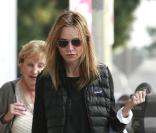 Calista Flockhart fait son shopping de Noël au Brentwood Country Mart de Los Angeles le 23 décembre 2010
