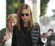 Calista Flockhart fait son shopping de Noël au Brentwood Country Mart de Los Angeles le 23 décembre 2010