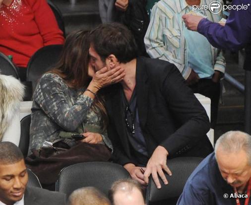 Penélope Cruz et Javier Bardem en plein élan d'amour lors d'un match des Lakers le 25/12/10 à Los Angeles