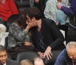 Penélope Cruz et Javier Bardem en plein élan d\'amour lors d\'un match des Lakers le 25/12/10 à Los Angeles