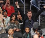 Penélope Cruz et Javier Bardem en plein élan d'amour lors d'un match des Lakers le 25/12/10 à Los Angeles