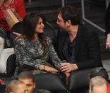 Penélope Cruz et Javier Bardem en plein élan d'amour lors d'un match des Lakers le 25/12/10 à Los Angeles
