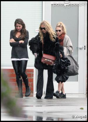  Mary-Kate et Ashley Olsen  sortent d'un studio d'enregistrement à Culver City, Los Angeles, le 21 décembre 2010. 
 &nbsp; 