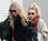  Mary-Kate et Ashley Olsen  sortent d'un studio d'enregistrement à Culver City, Los Angeles, le 21 décembre 2010. 
 &nbsp; 