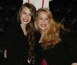 Jerry Hall et sa fille Lizzy donnent le coup d'envoi des soldes du magasin Harrods, à Londres. 27/12/2010