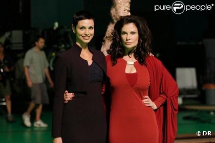 25 ans après, la terrifiante Diana fait son grand come-back dans la série V. Jane Badler pose avec Morena Baccarin qui incarne Anna, nouvelle chef des visiteurs. 