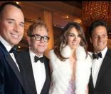 Elton John et David Furnish aux côtés de leur amie Elizabeth Hurley  