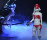 Lady Gaga, reine du biz'art en perpétuelle quête d'extravagance costumière... En 2010, son éventail de costume s'est encore étoffé.