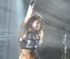 Miley Cyrus sur scène en 2010 : Rarement sage, presque toujours midinette au point qu'on pourrait la confondre avec une groupie au lieu de la prendre pour la star. Une prédilection pour les micro shorts et hauts qui dévoilent le nombril.