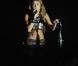 Miley Cyrus sur scène en 2010 : Rarement sage, presque toujours midinette au point qu'on pourrait la confondre avec une groupie au lieu de la prendre pour la star. Une prédilection pour les micro shorts et hauts qui dévoilent le nombril.