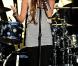 Miley Cyrus sur scène en 2010 : Rarement sage, presque toujours midinette au point qu'on pourrait la confondre avec une groupie au lieu de la prendre pour la star. Une prédilection pour les micro shorts et hauts qui dévoilent le nombril.