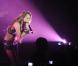 Miley Cyrus sur scène en 2010 : Rarement sage, presque toujours midinette au point qu'on pourrait la confondre avec une groupie au lieu de la prendre pour la star. Une prédilection pour les micro shorts et hauts qui dévoilent le nombril.