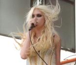 Taylor Momsen en concert en 2010 : jamais sans mon porte-jarretelles !