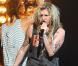 Kesha en concert en 2010 : à part quelques accessoires et du maquillage, pas de folies costumières. Avec elle, c'est la fureur rock lâchée dans le cirque dance-pop qui lui sert de seconde peau.