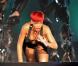Rihanna sur scène en 2010 : des looks urbains, souvent "agressifs" mais peu encombrés de fioritures, efficaces. La chevelure de la Barbadienne est son principal accessoire.