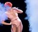 Rihanna sur scène en 2010 : des looks urbains, souvent "agressifs" mais peu encombrés de fioritures, efficaces. La chevelure de la Barbadienne est son principal accessoire.