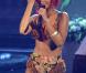 Rihanna sur scène en 2010 : des looks urbains, souvent "agressifs" mais peu encombrés de fioritures, efficaces. La chevelure de la Barbadienne est son principal accessoire.