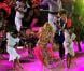 Shakira sur scène en 2010 : tout est bon pour mettre en valeur les courbes et le déhanché de la bomba latina. Hips don't lie !