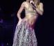 Shakira sur scène en 2010 : tout est bon pour mettre en valeur les courbes et le déhanché de la bomba latina. Hips don't lie !