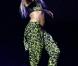Shakira sur scène en 2010 : tout est bon pour mettre en valeur les courbes et le déhanché de la bomba latina. Hips don't lie !