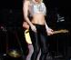 Shakira sur scène en 2010 : tout est bon pour mettre en valeur les courbes et le déhanché de la bomba latina. Hips don't lie !