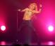 Shakira sur scène en 2010 : tout est bon pour mettre en valeur les courbes et le déhanché de la bomba latina. Hips don't lie !
