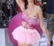 Katy Perry sur scène en 2010 : des robes étriquées, des couleurs flashy, tout un univers bubble-gum explosif garanti sans édulcorants !