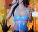Katy Perry sur scène en 2010 : des robes étriquées, des couleurs flashy, tout un univers bubble-gum explosif garanti sans édulcorants !