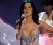 Katy Perry sur scène en 2010 : des robes étriquées, des couleurs flashy, tout un univers bubble-gum explosif garanti sans édulcorants !