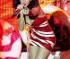 Katy Perry sur scène en 2010 : des robes étriquées, des couleurs flashy, tout un univers bubble-gum explosif garanti sans édulcorants !