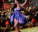 Katy Perry sur scène en 2010 : des robes étriquées, des couleurs flashy, tout un univers bubble-gum explosif garanti sans édulcorants !