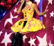 Katy Perry sur scène en 2010 : des robes étriquées, des couleurs flashy, tout un univers bubble-gum explosif garanti sans édulcorants !