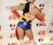 Katy Perry sur scène en 2010 : des robes étriquées, des couleurs flashy, tout un univers bubble-gum explosif garanti sans édulcorants !