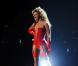 Beyoncé en concert en 2010 : Son corps et son énergie fauve semblent n'avoir besoin que de peu pour s'exprimer. Le contraste des hauts travaillés et des gambettes sublimes dévoilées fait son effet.
