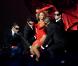 Beyoncé en concert en 2010 : Son corps et son énergie fauve semblent n'avoir besoin que de peu pour s'exprimer. Le contraste des hauts travaillés et des gambettes sublimes dévoilées fait son effet.