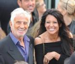 Jean-Paul Belmondo et Barbara Gandolfi, en juin 2010, à Paris, à l\'anniversaire de Johnny Hallyday.<br />