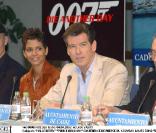 Halle Berry et Pierce Brosnan, en pleine conférence de presse de  Meurs un autre jour  (2002).