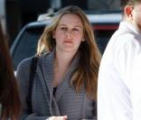 Alicia Silverstone discute avec des amis après un déjeuner à Beverly Hills le 13 janvier 2011