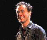 Jude Law sur scène dans <em>Hamlet</em>, à Londres, le 6 octobre 2009