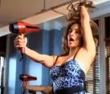 Après "Telephone" de Gaga et Beyoncé, voici "Sèche-Cheveux" de Jennifer Lopez !