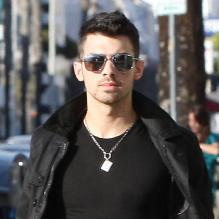 Kevin Jonas se promène dans les rues de Los Angeles, le jeudi 13 janvier.